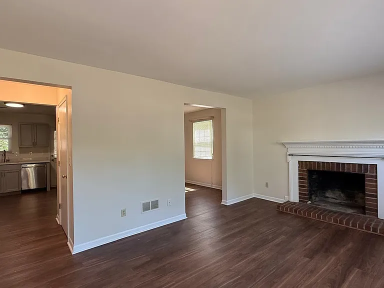 282 Albert Ct — Photo 3