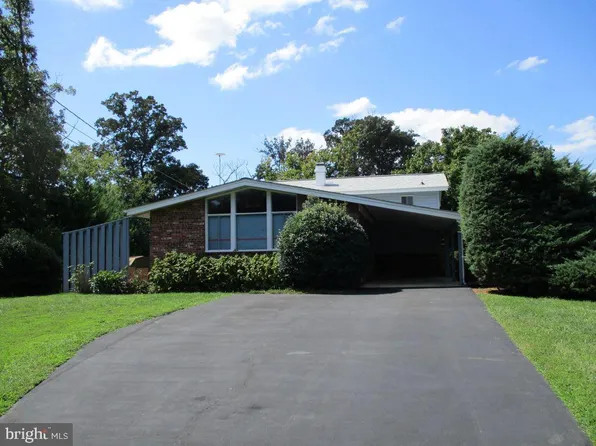 8900 Beauchamp Dr, Alexandria, VA 22309