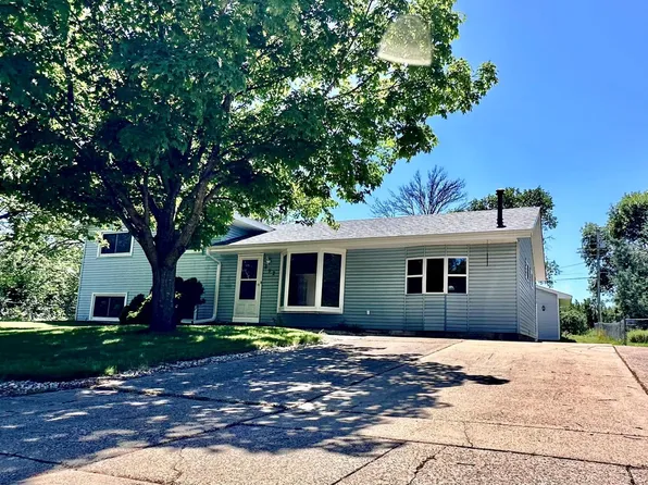892 Cortland Dr, Apple Valley, MN 55124