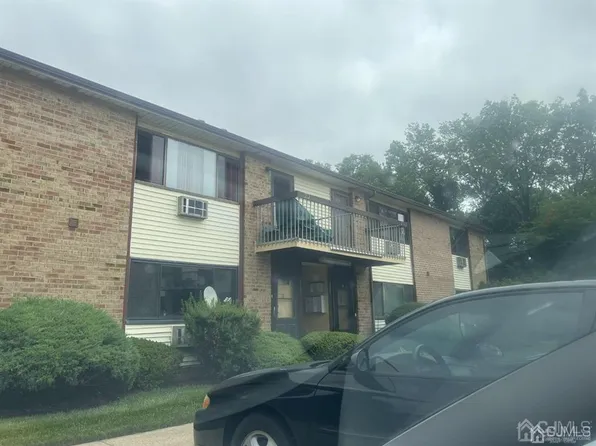 210 Cricket Ln, Woodbridge, NJ 07095