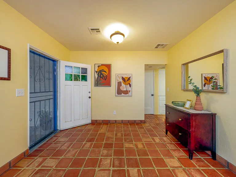 1716 E Seneca St — Photo 3