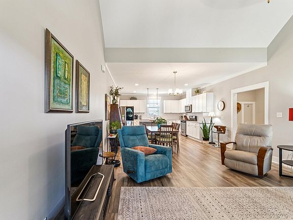 4th image of 215 Easonville Park Dr