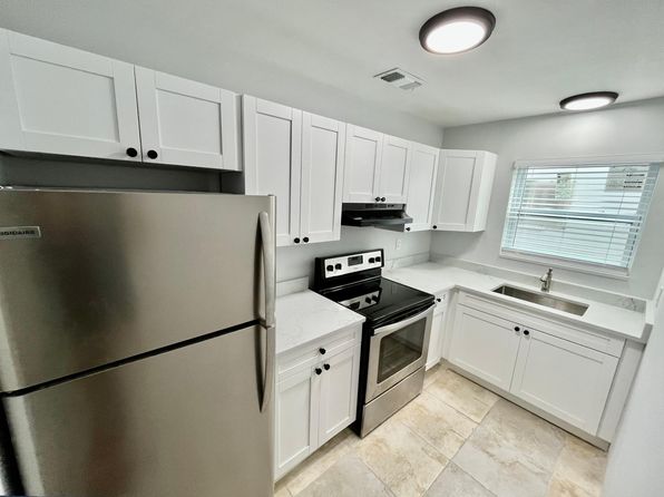 2813 NE 27th St APT 8