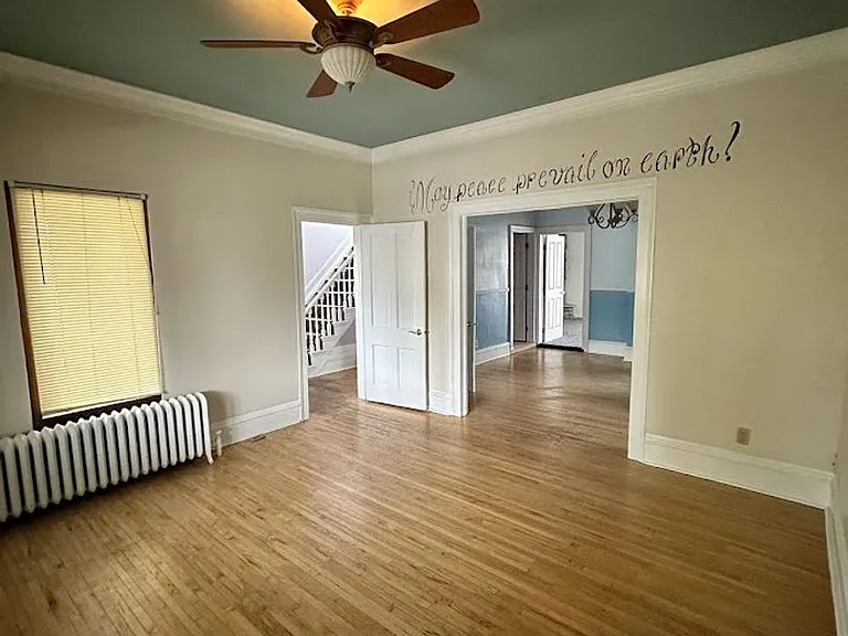 1007 Dewey Ave NE — Photo 2