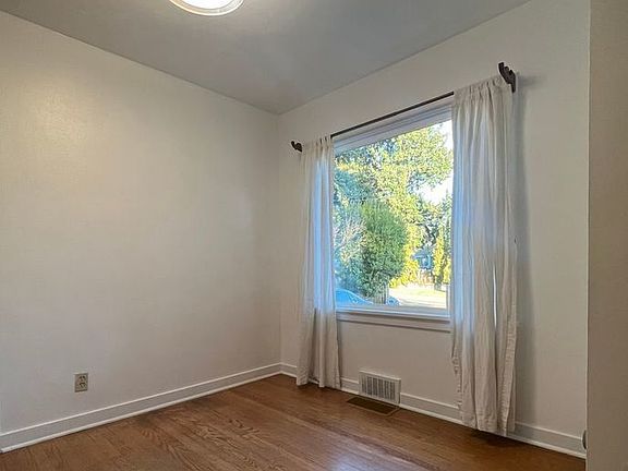 5th image of 10725 15th Ave NE