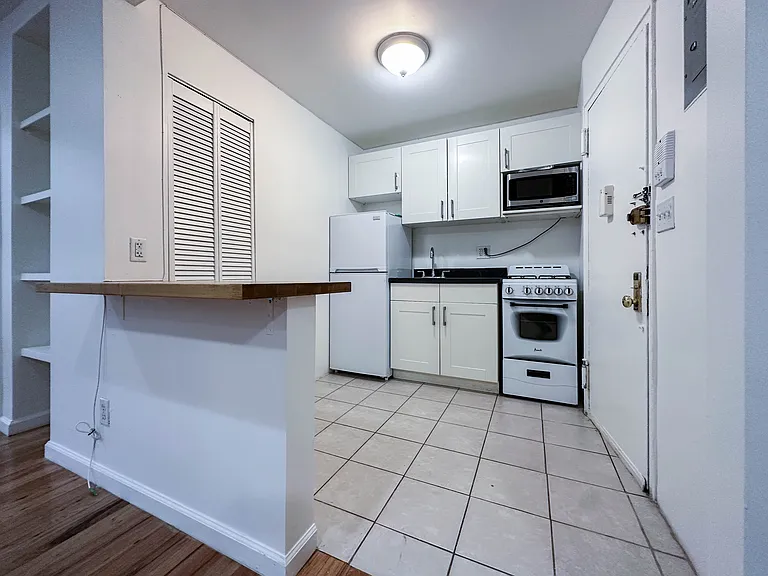 435 E 6th St #3R — Photo 2