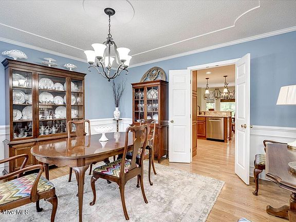 4th image of 1356 Montrose Place