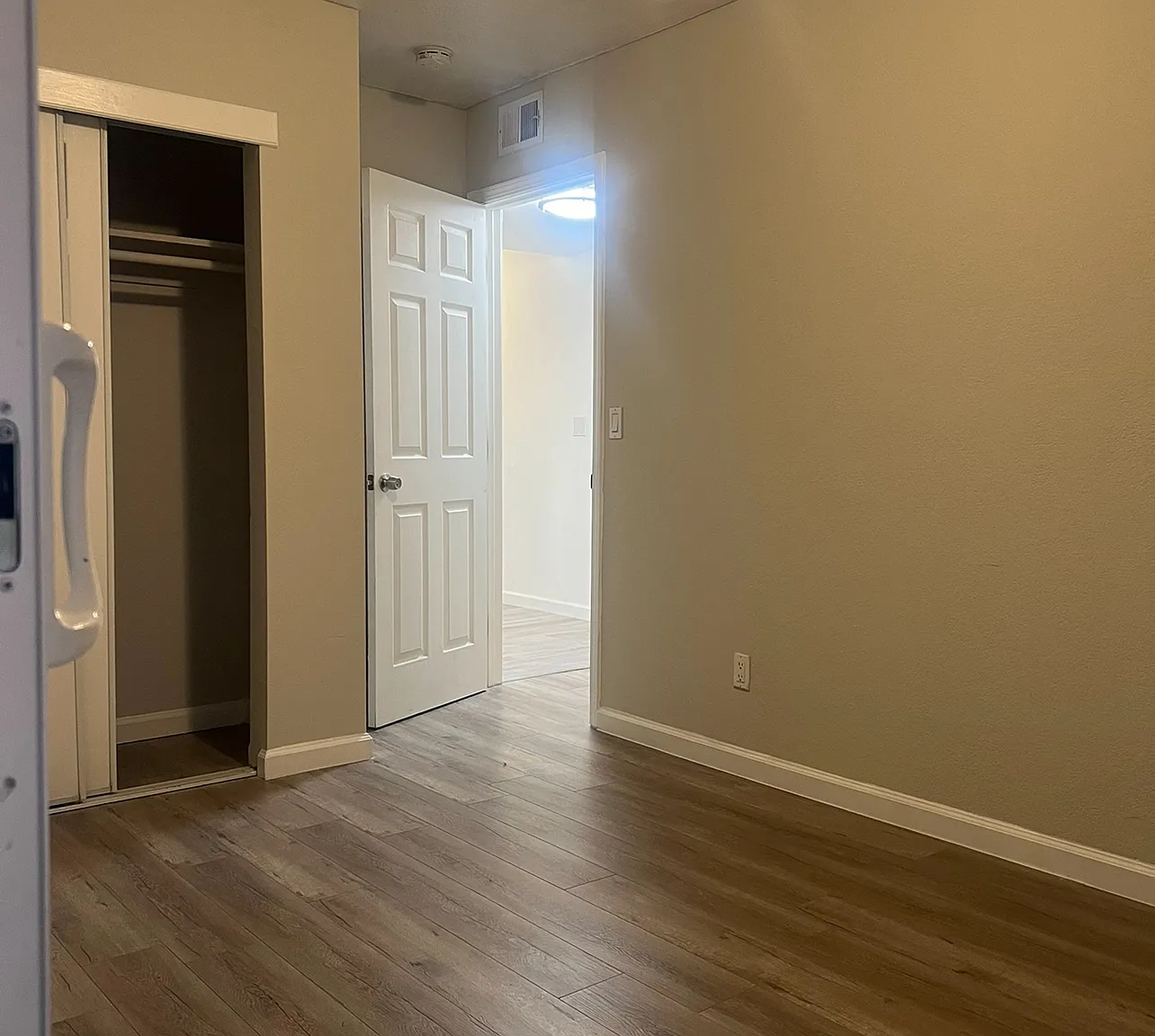 4 bed, 1000 sqft, $800 — Photo 2