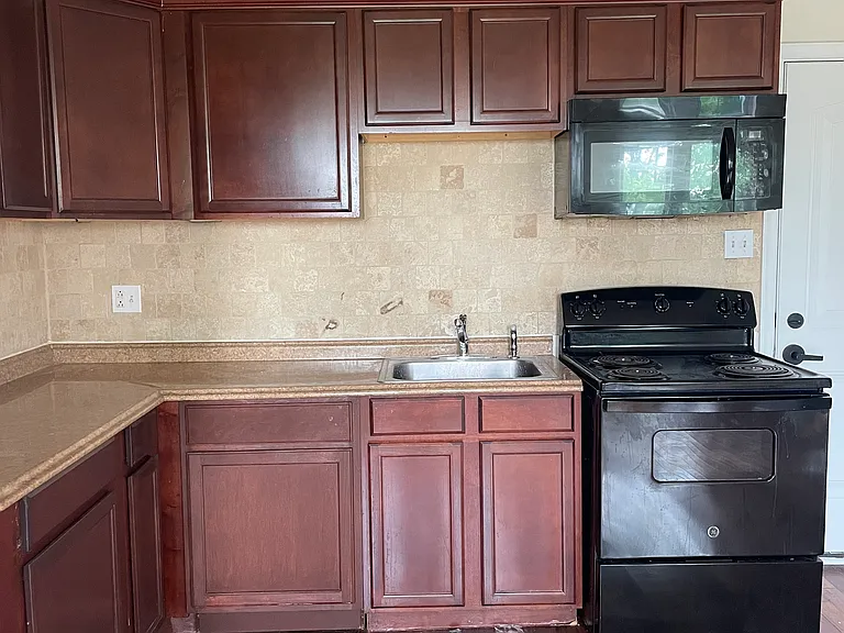 744 E Vernon Rd #D404 — Photo 2