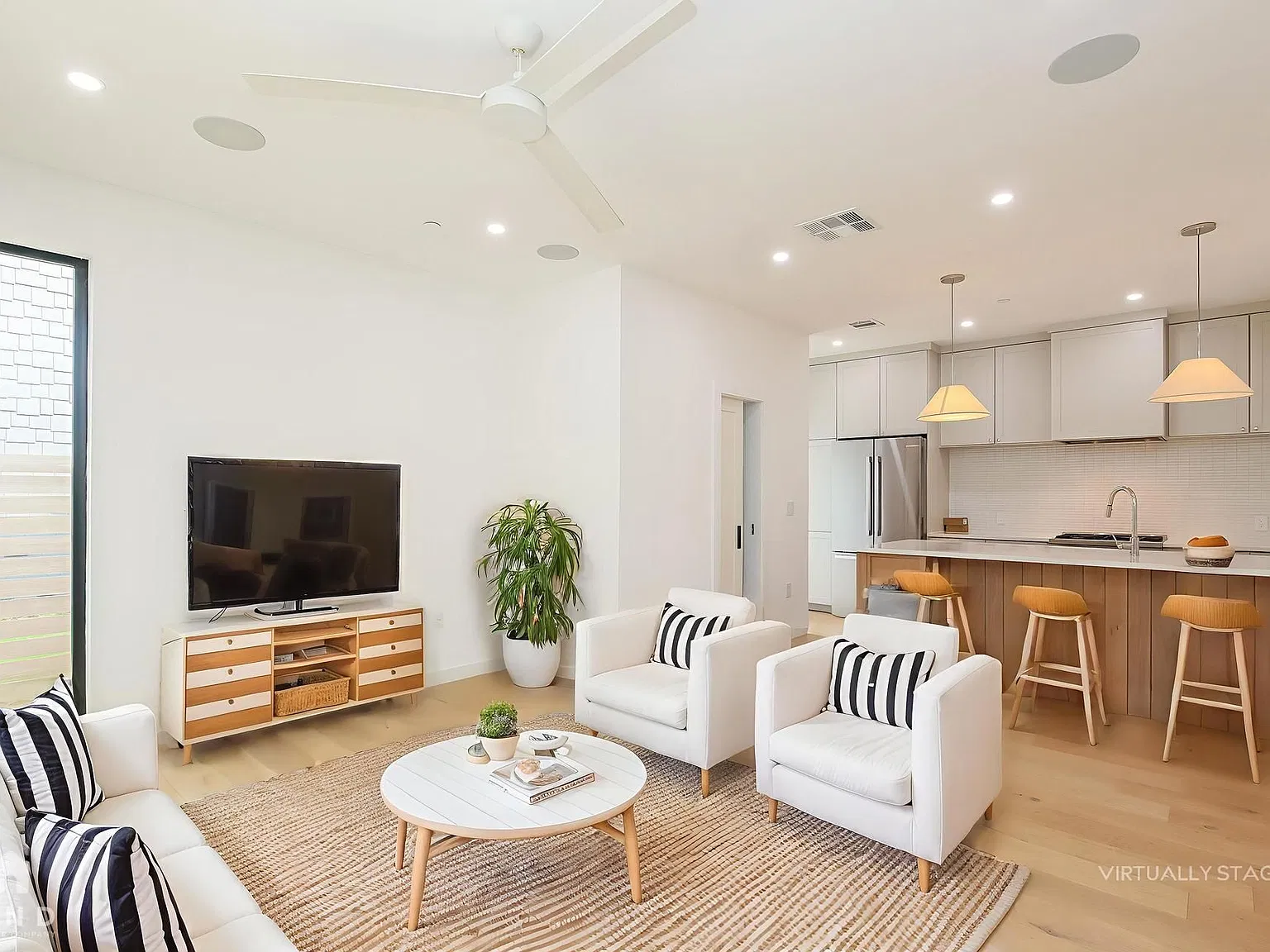 3 bed, 3.5 bath, 1400 sqft, $3,395 — Photo 2
