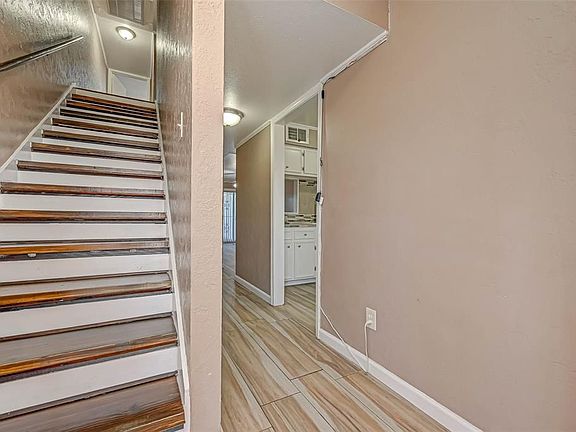 5th image of 2118 Straight Creek Dr