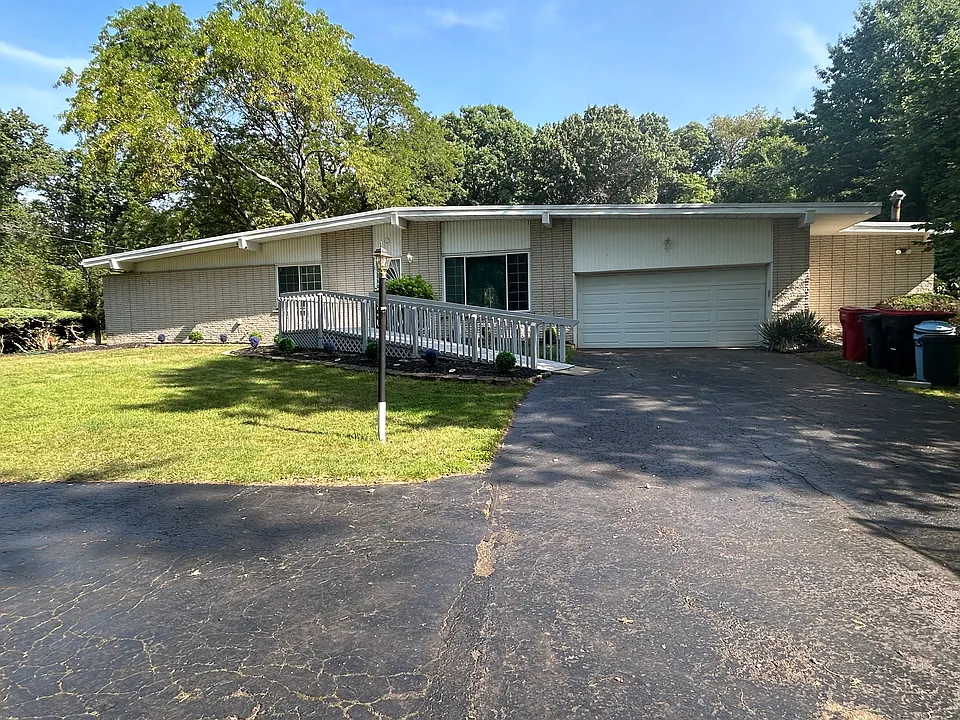 22042 Rougewood Dr