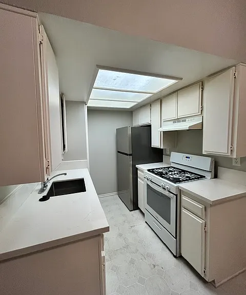 13740 Vanowen St #104 — Photo 4