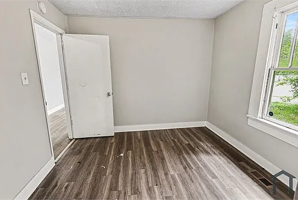 1447 Wharton Ave — Photo 10