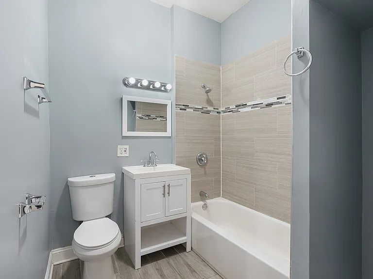 1955 W Chicago Ave #2R — Photo 6