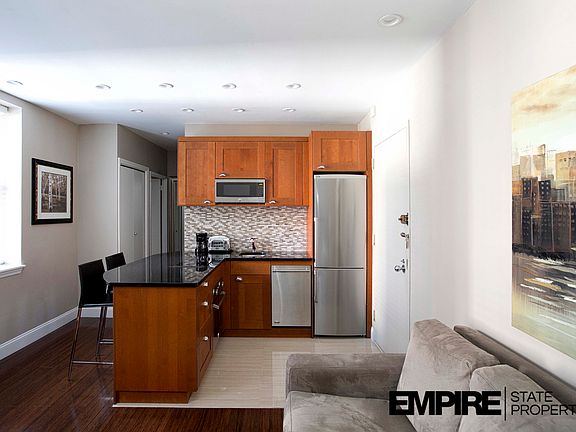 3rd image of 150 W 51st St APT 914