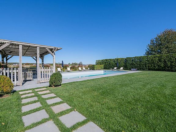 5th image of 20 Mill Farm Ln