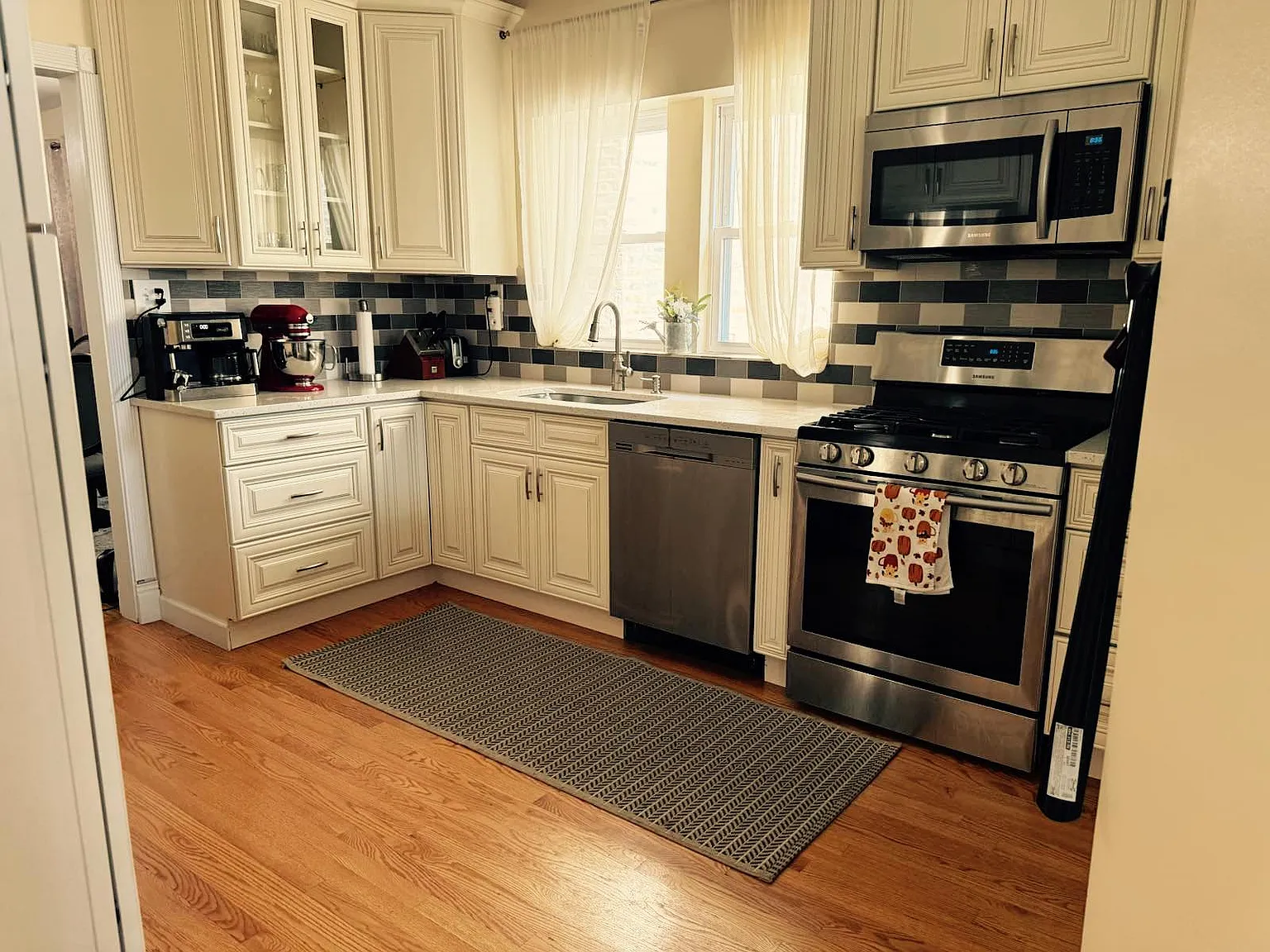 3 bed, 1400 sqft, $2,200 — Photo 2