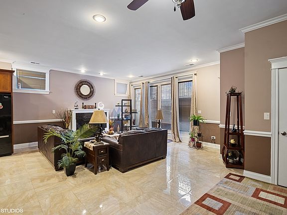 3rd image of 6454 N Sacramento Ave #B