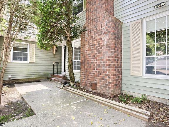 3rd image of 14 Birdseye Cir