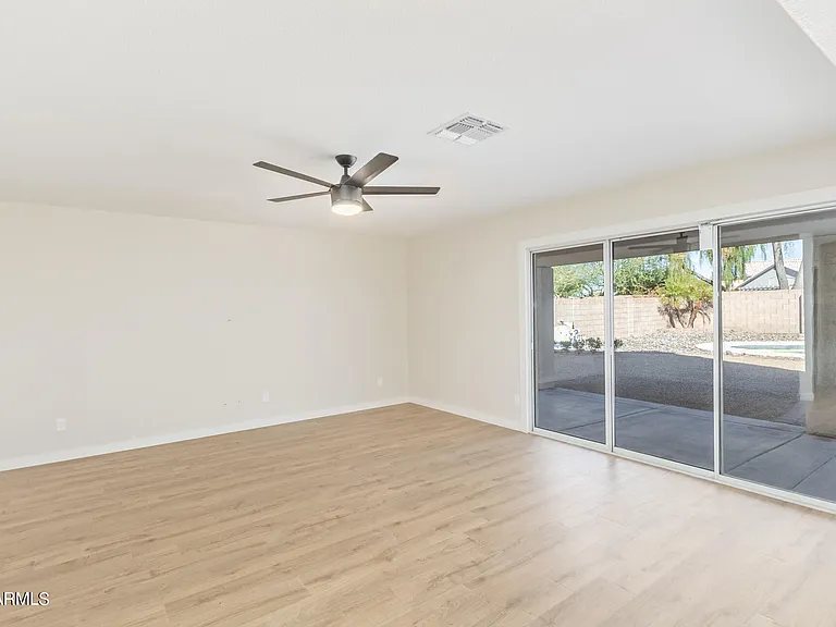 1018 W Kings Ave — Photo 12