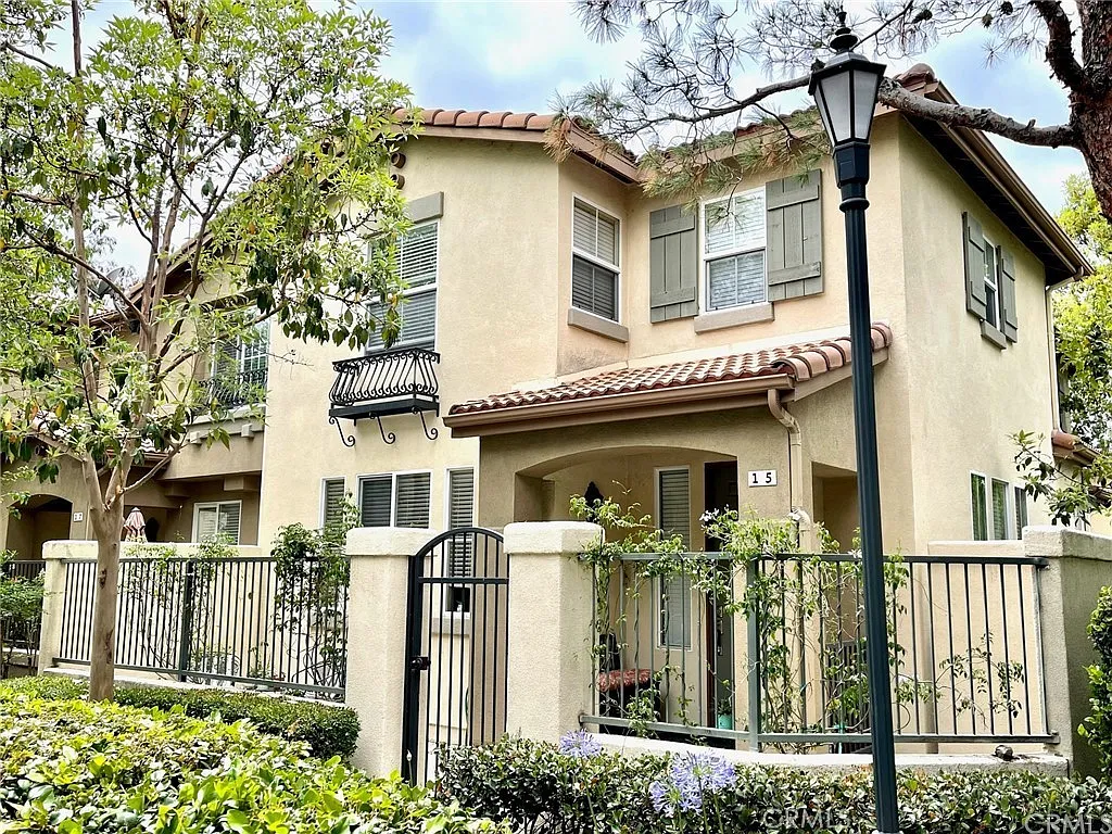 3 bed, 2.5 bath, 1549 sqft, $4,400 — Photo 1