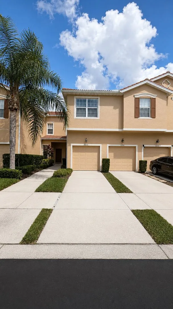 Annual Unfurnished 3-bed 2.5-bath townhome in Parkstone — Photo 1