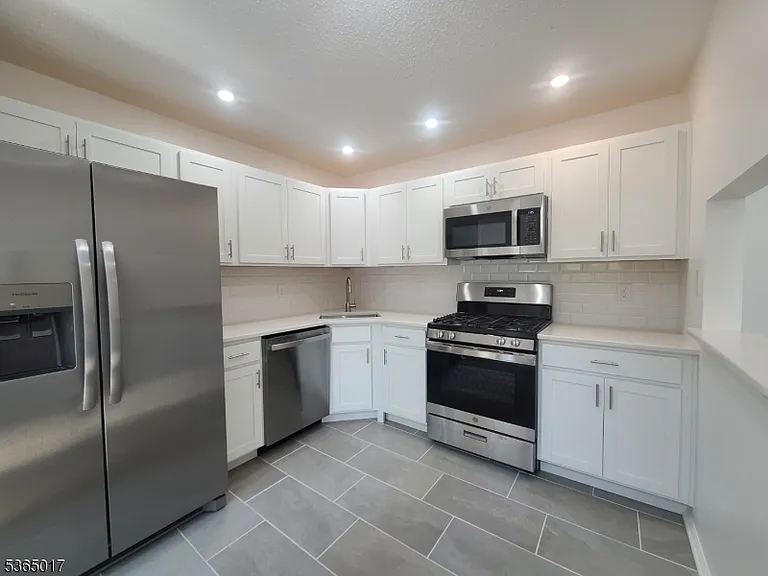 113 Irving Pl — Photo 1