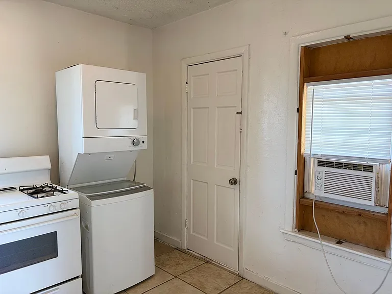 3111 Amherst St — Photo 7