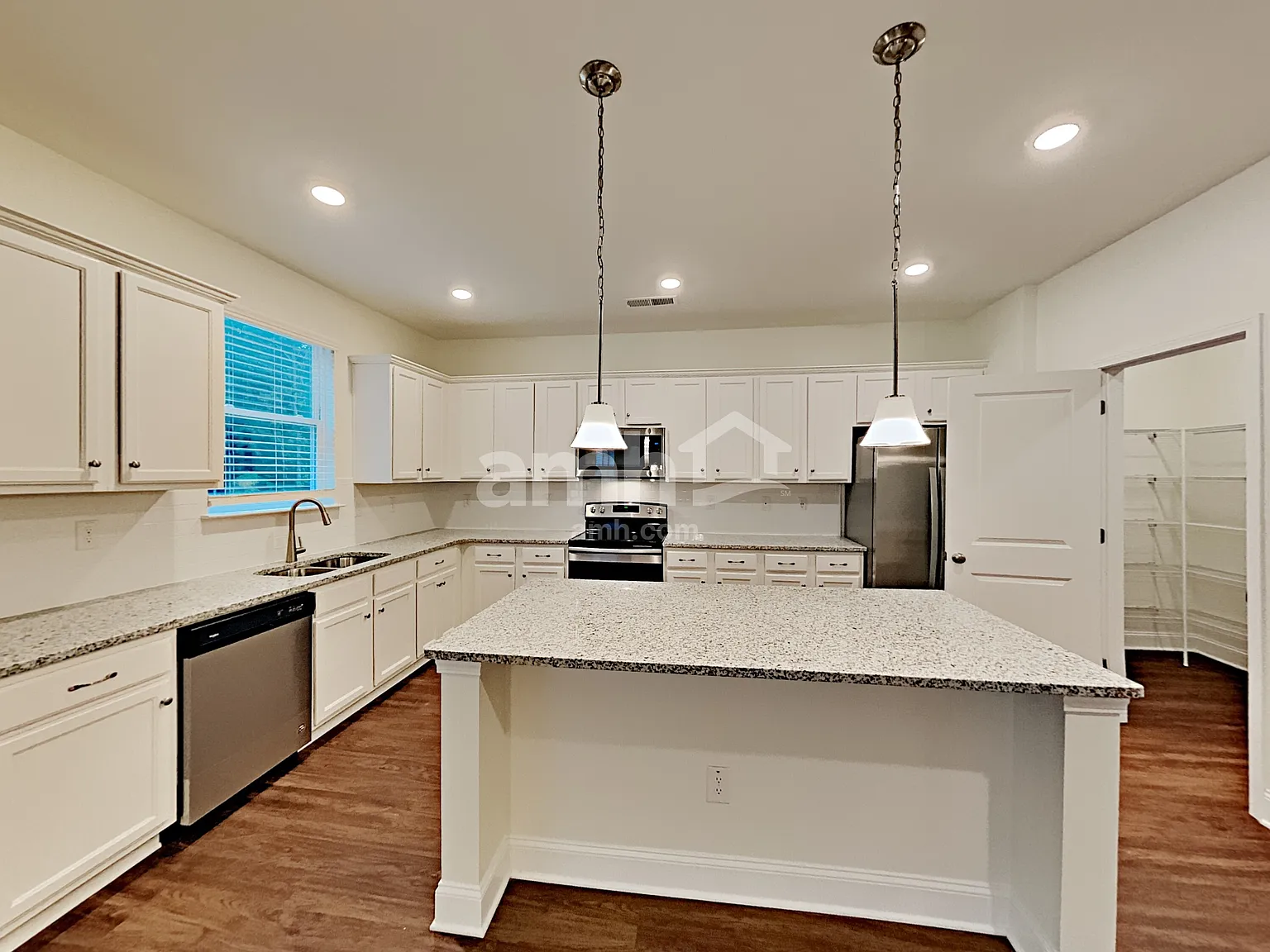 5 bed, 3.5 bath, 3158 sqft, $3,030 — Photo 3