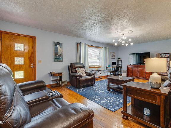 4th image of 49 Porter St