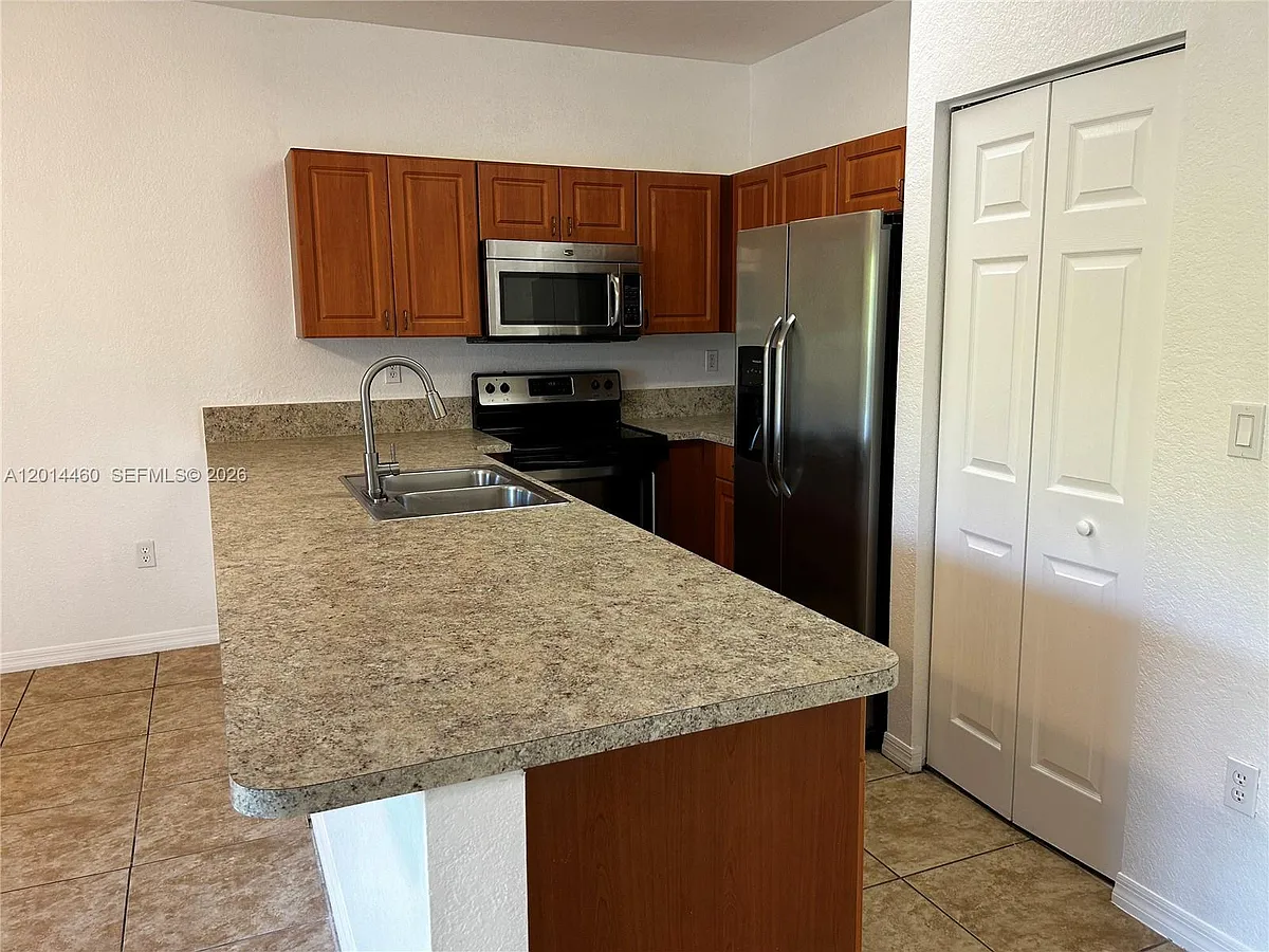 Building Photo - 4906 SW 141st Ave #4