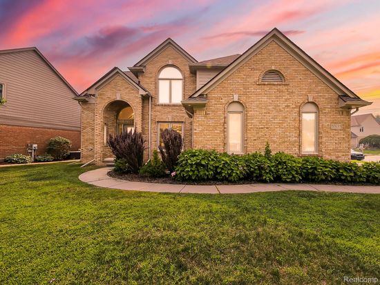 57633 Yorkshire Dr, Washington, MI 48094