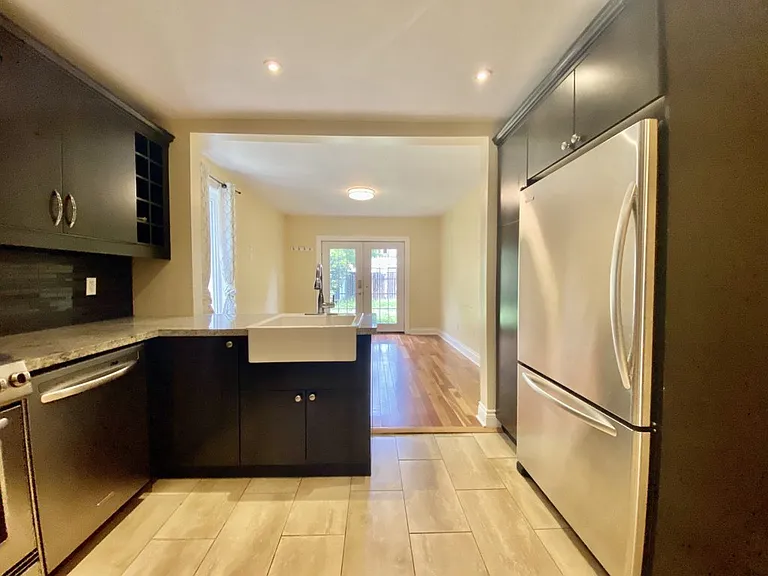 85 Arundel Ave — Photo 5