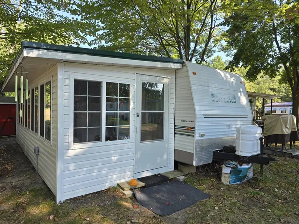 8299 Peninsula Dr, Stanwood, MI 49346