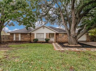 2942 Robindale Ln, Grapevine, TX 76051