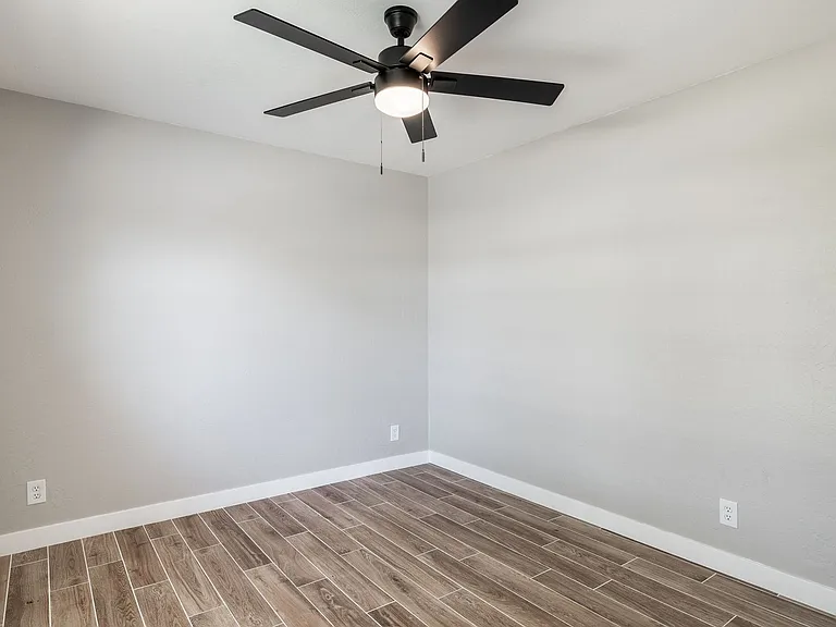 2883 E Oakland Ct — Photo 24