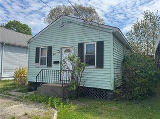 68 Uncas St, Warwick, RI 02889