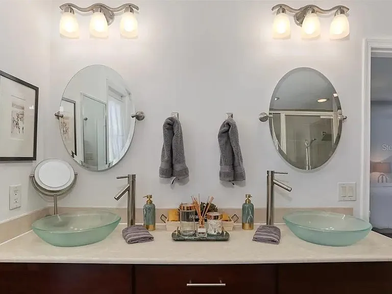 4014 W Palmira Ave — Photo 26