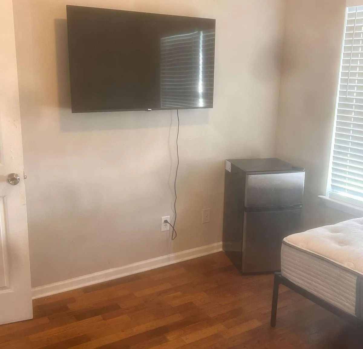 1 bed, 1.5 bath, 1299 sqft, $650 — Photo 1