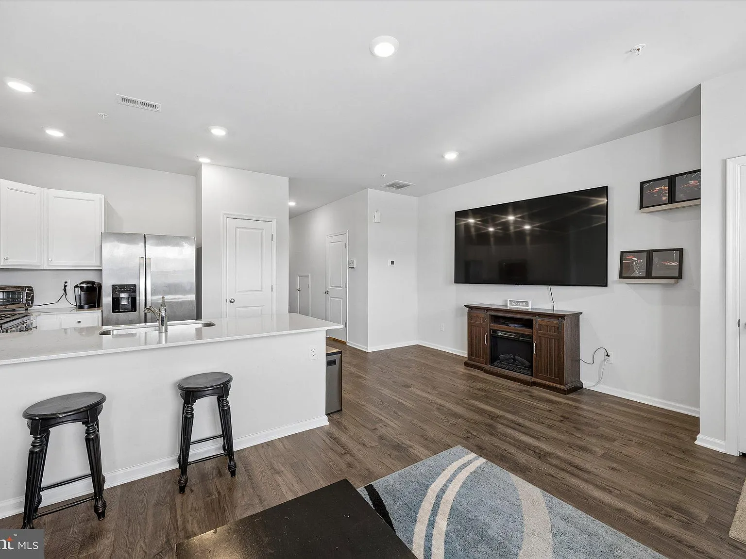 3 bed, 2.5 bath, 1509 sqft, $2,500 — Photo 4