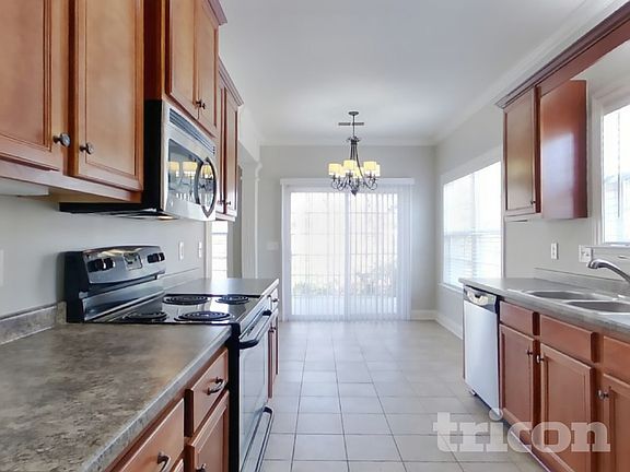4th image of 1527 Dewsbury Dr