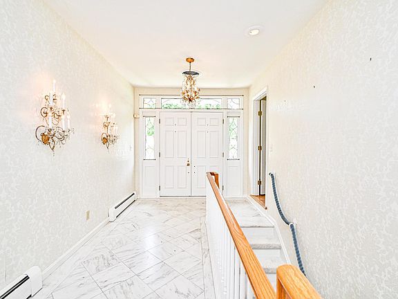 4th image of 1270 Balmoral Dr