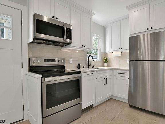 3rd image of 915 Essex Ave