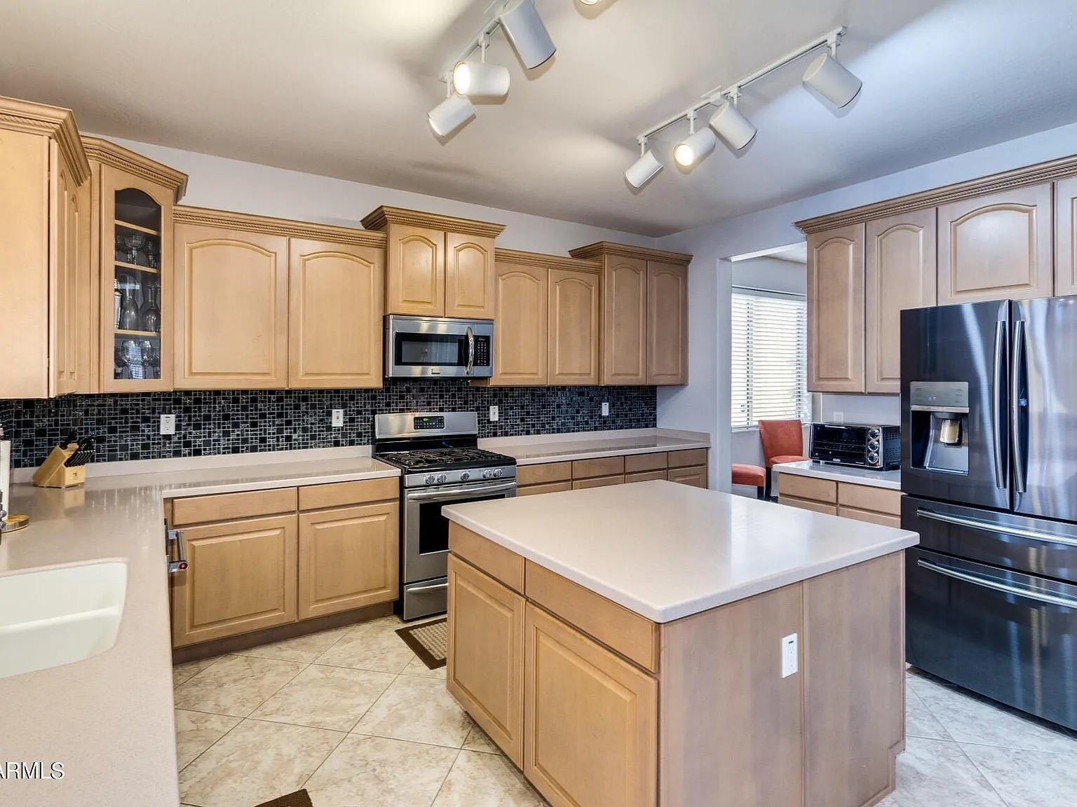 4 bed, 2.5 bath, 2663 sqft, $4,500 — Photo 3