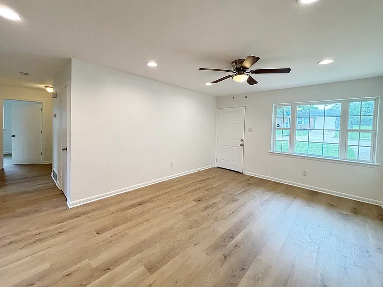 1304 Curtis Dr — Photo 5