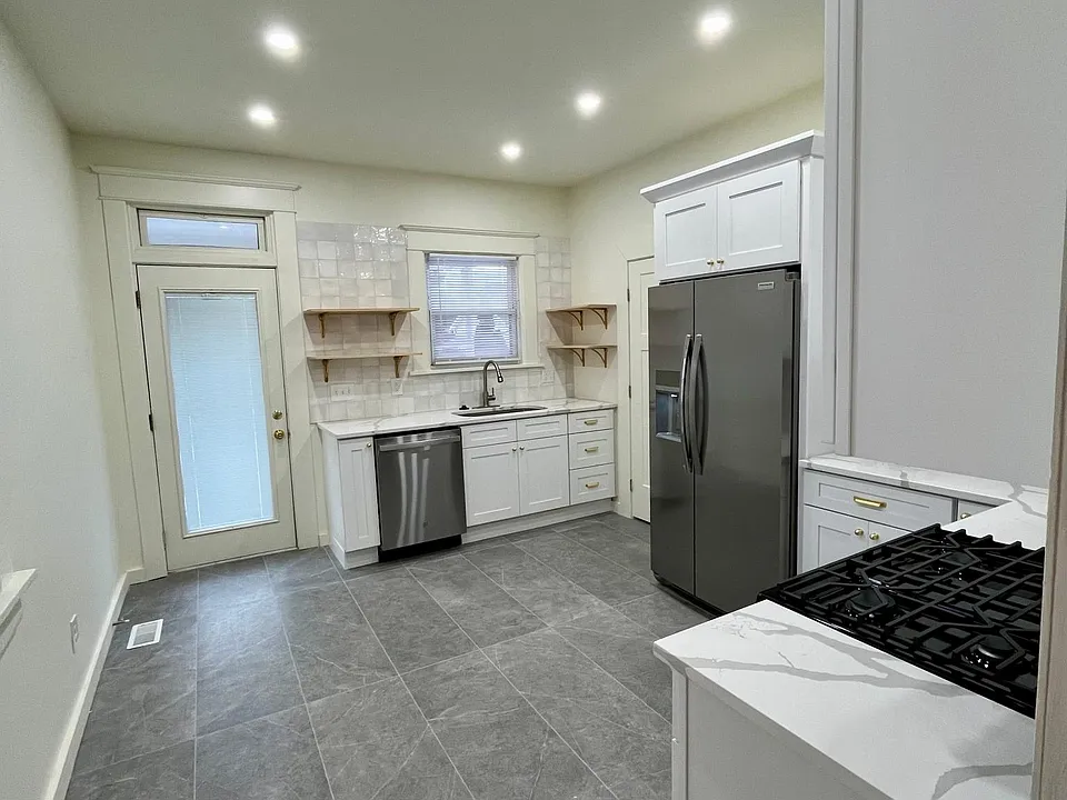 46 E Lakeview Ave