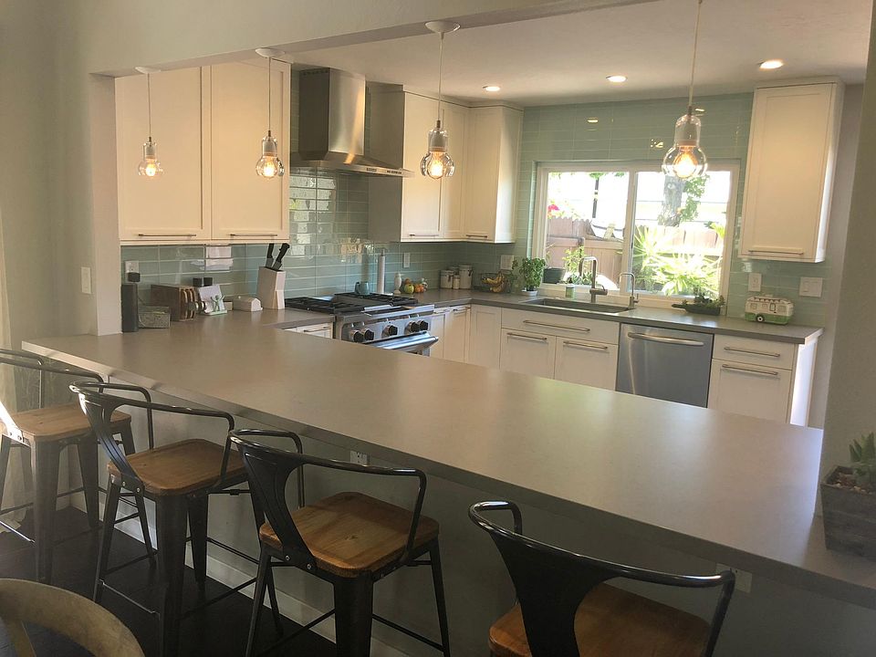 Kitchen w/ breakfast bar!