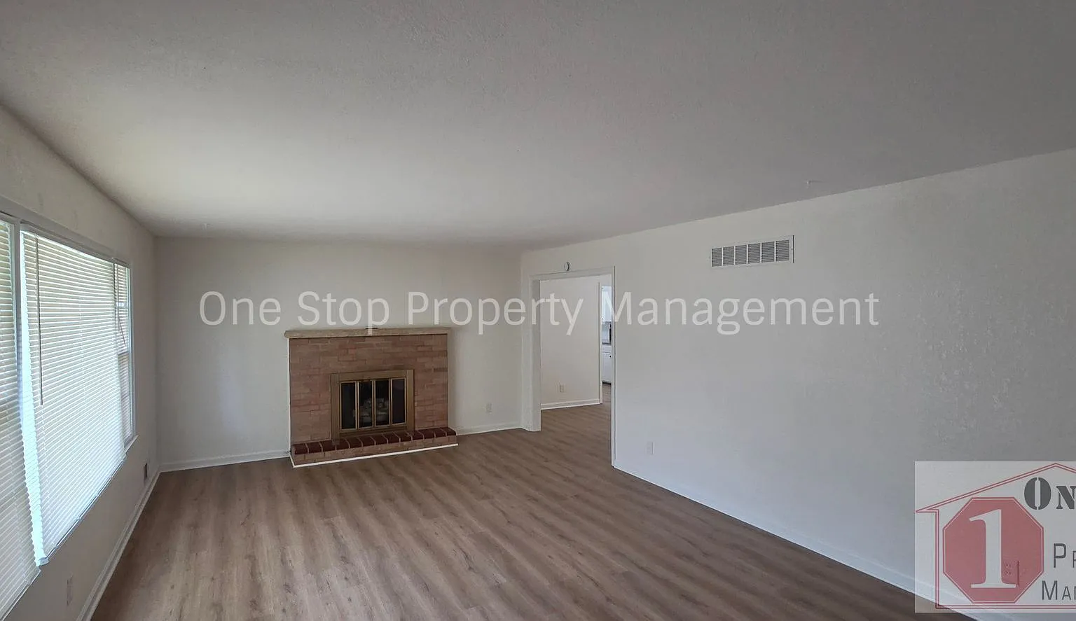 Beautiful 4 Bedroom 2.5 Bathroom in Kansas City, KS! — Photo 2