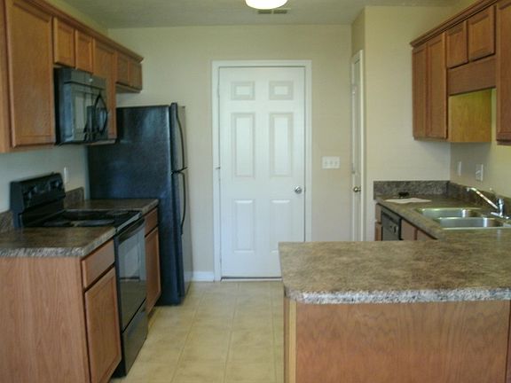 3rd image of 825 Maricopa Dr